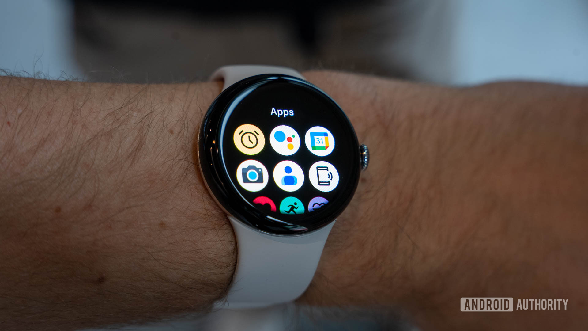 The Pixel Watch 3 debuts grid-style app launcher